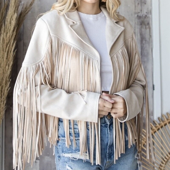 Wysteria Lane Jackets & Blazers - Wisteria Lane Faux Suede Cropped Fringed Jacket Beige Woman’s Sz M NWT